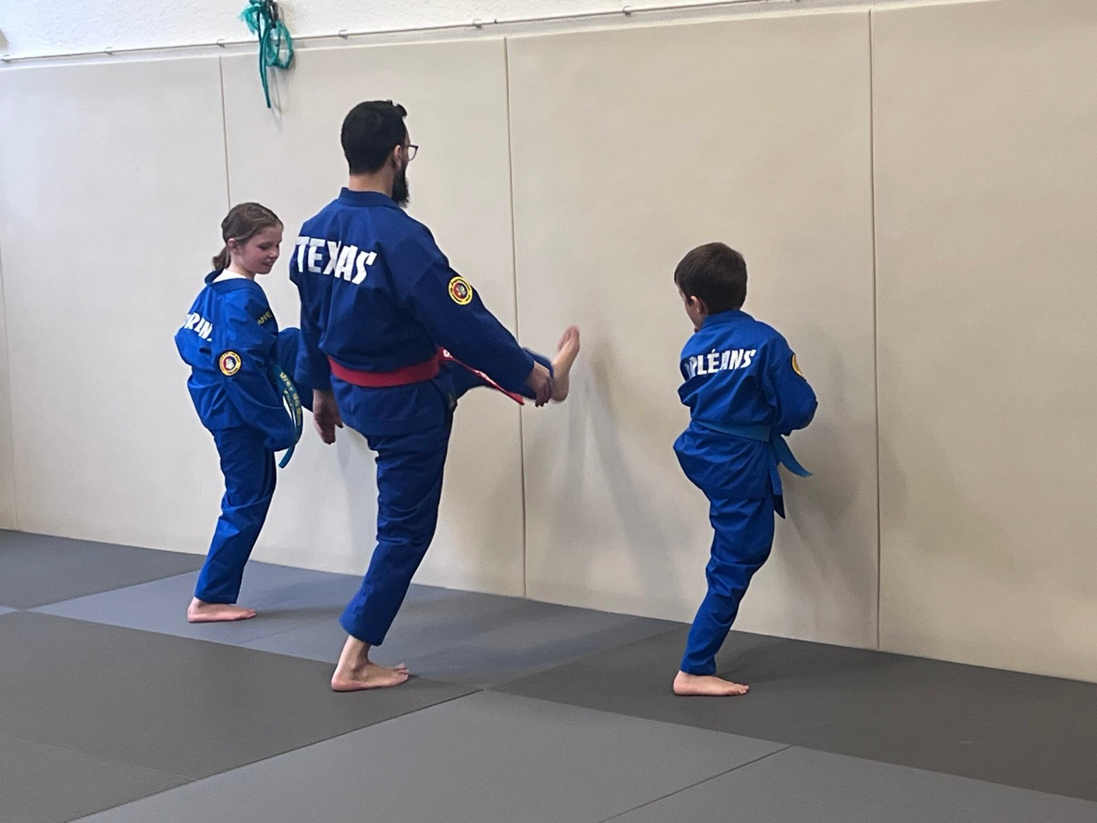 Cours de Vovinam Viet Vo Dao pour enfants à Orléans - techniques de base sur les jambes faces au mur