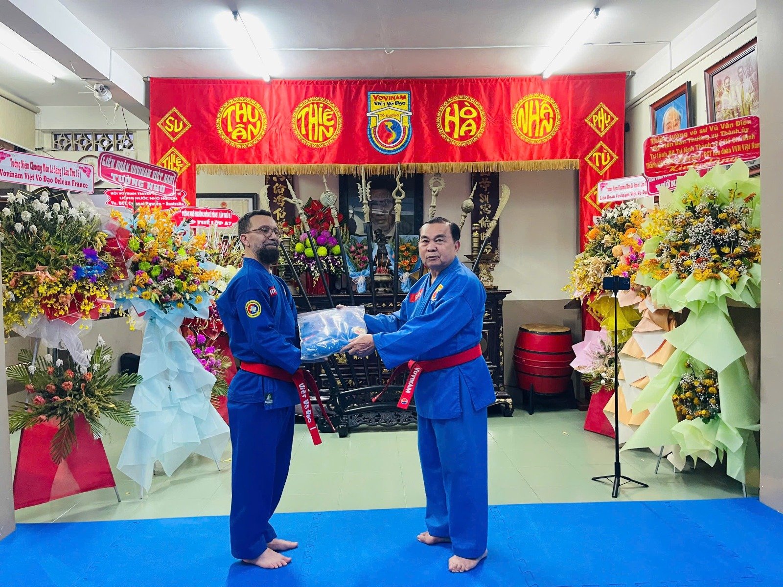 Quyền et Song Luyện : L'art des enchaînements et combats codifiés en Vovinam Maitre Sen et Maitre Ramli à Tu Dong pour un cadeau