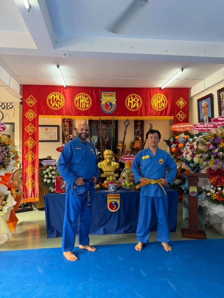 Baddre et Khoa devant l'autel du Tổ Đường