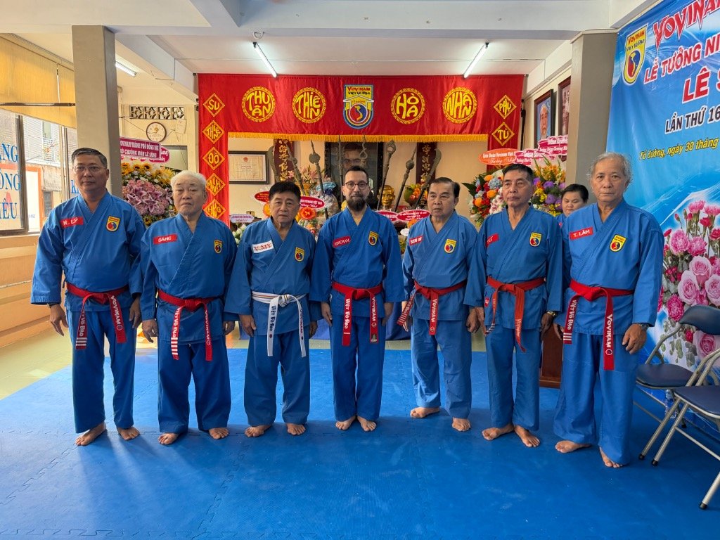 Alignement des Grands Maîtres devant le grand autel du Tổ Đường