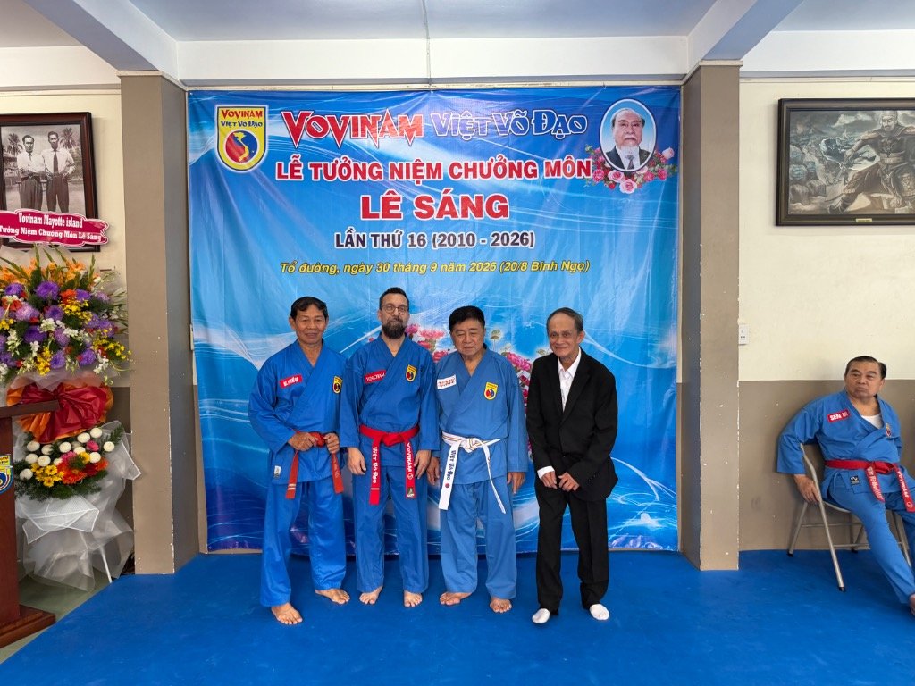 Maître Hicham Ramli et Maître V. Mỹ devant la bannière du Patriarche Lê Sáng