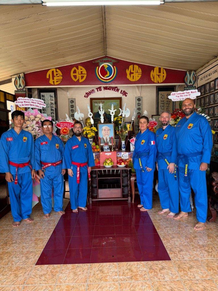 Délégation VDST réunie devant l'autel des maîtres au Tổ Đường