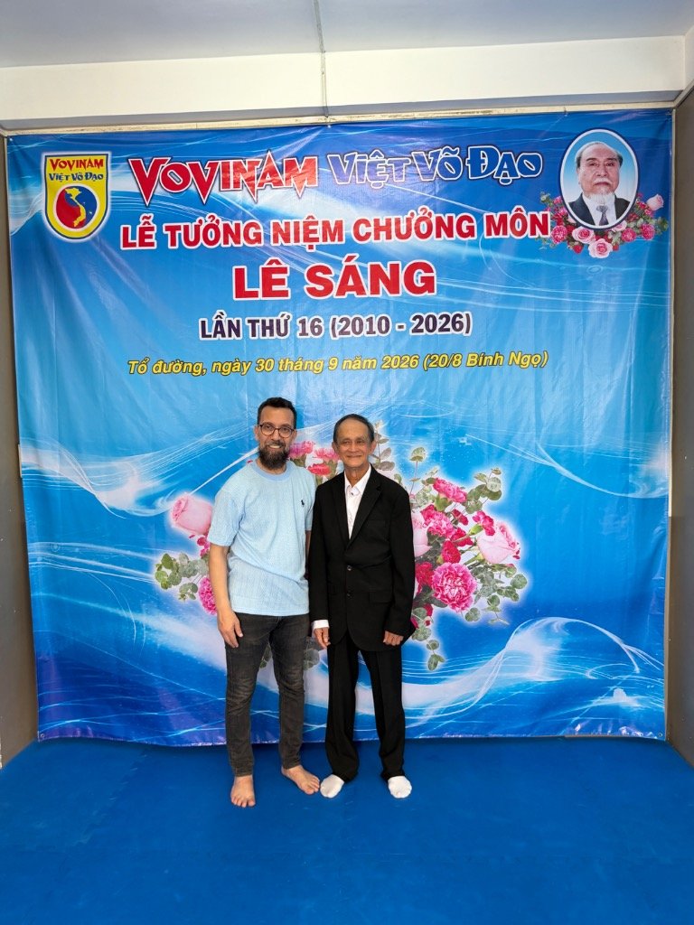Maître Hicham Ramli devant le portrait du Patriarche Lê Sáng