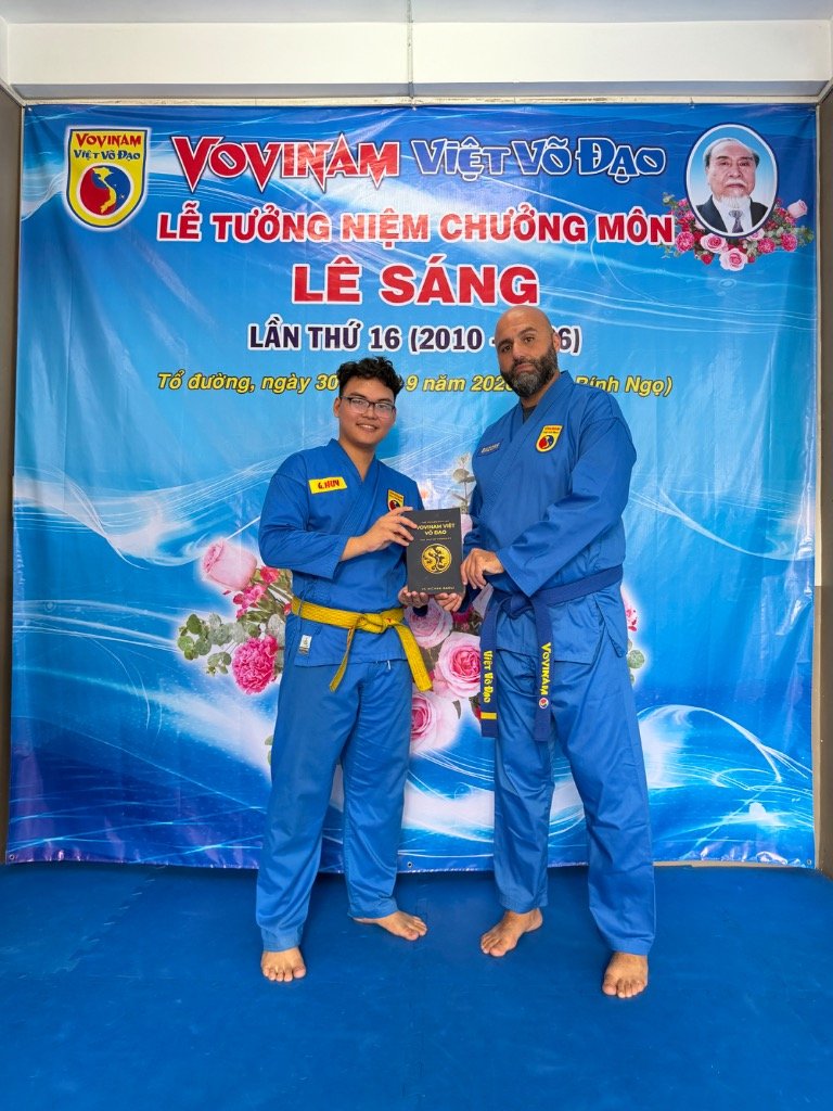 Remise officielle du livre The Philosophy of Vovinam Việt Võ Đạo au Tổ Đường