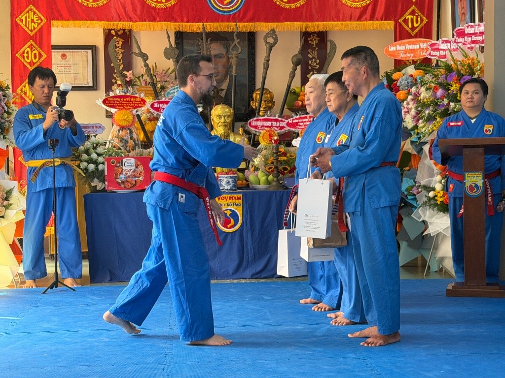 Remise des présents au Conseil des Maîtres aînés au Tổ Đường